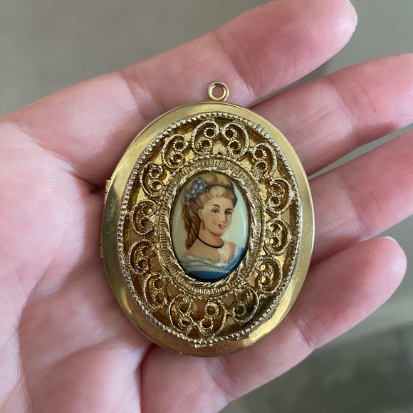 Jewelry - Vintage locket